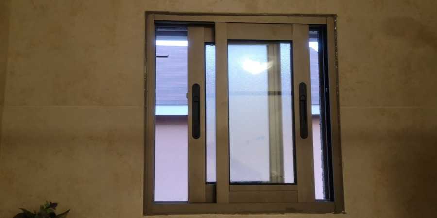 Suministro e instalación de ventana para baño