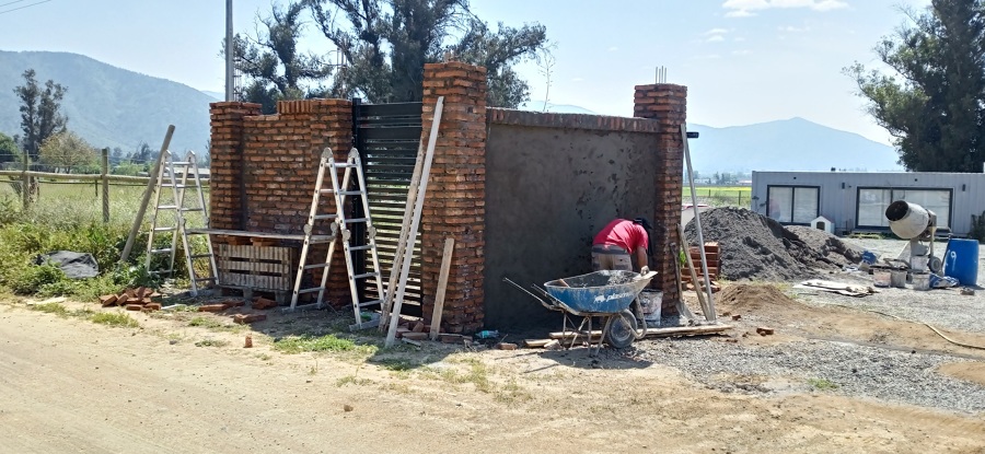 Muro fachada con puerta y porton.