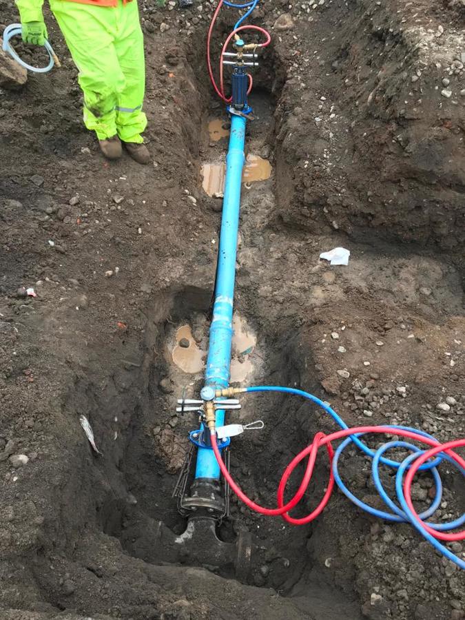 Trabajo con bypass de agua potable en excavaciones