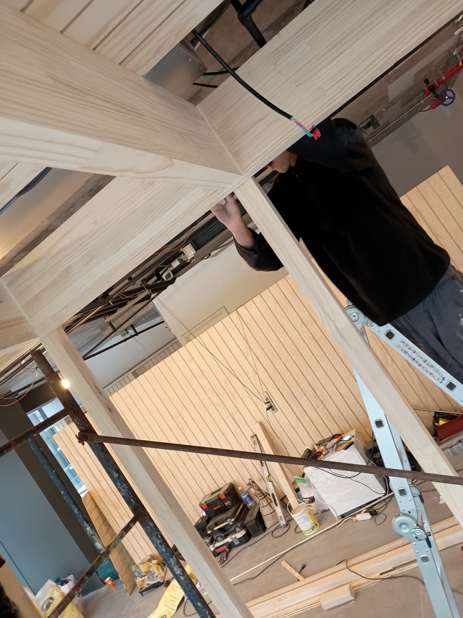 SALA  REUNIONES  DISEÑADA CON VIGAS LAMINADAS 3X8