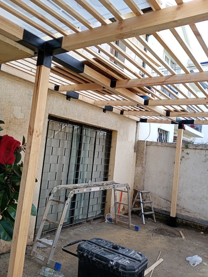 PERGOLA CON ESQUINAS METALICAS