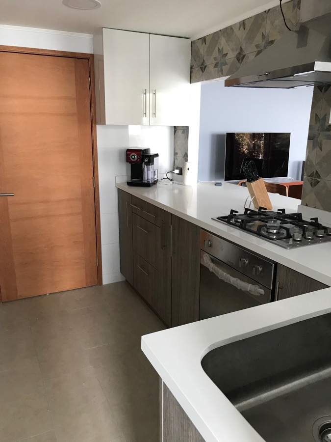 COCINA MODERNA CON CUBIERTA DE CUARZO Y MUEBLES DOS TONOS