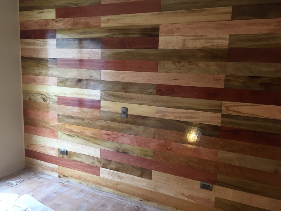 Muro de placas de madera nativa