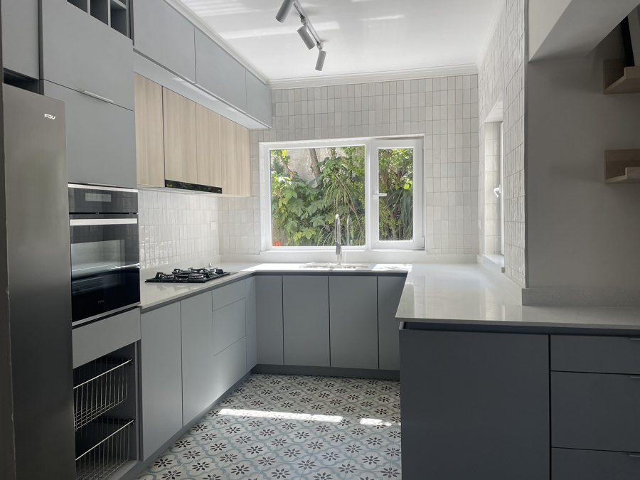 COCINA MODERNA Y BALDOSAS HIDRAULICAS