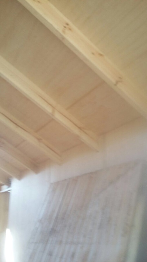 Interior casa prefabricada con vigas a la vista