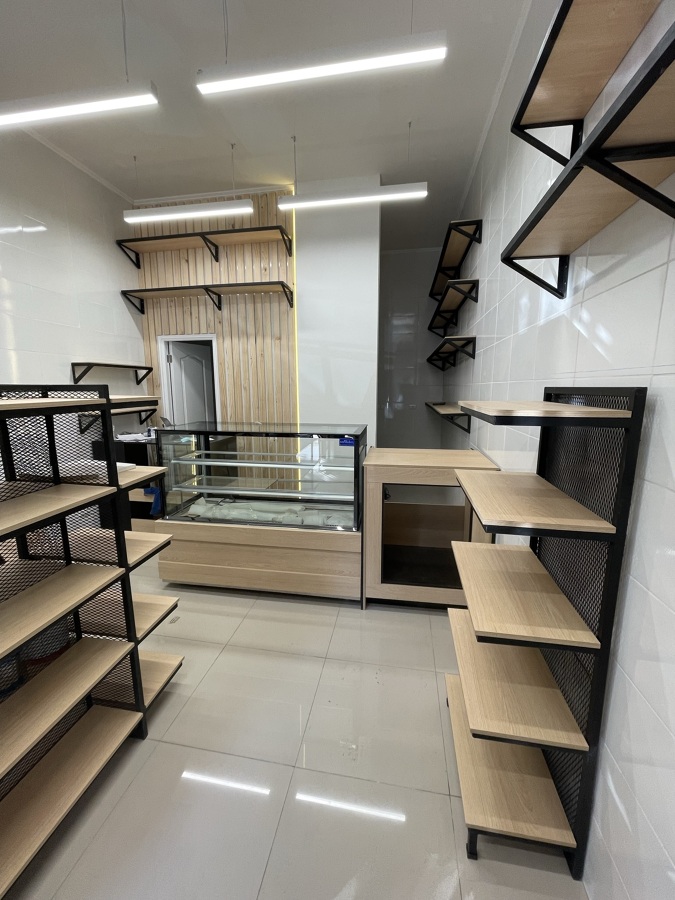 Diseño y Fabricación Integral de Mobiliario para Local Comercial (Estilo Industrial-Moderno)