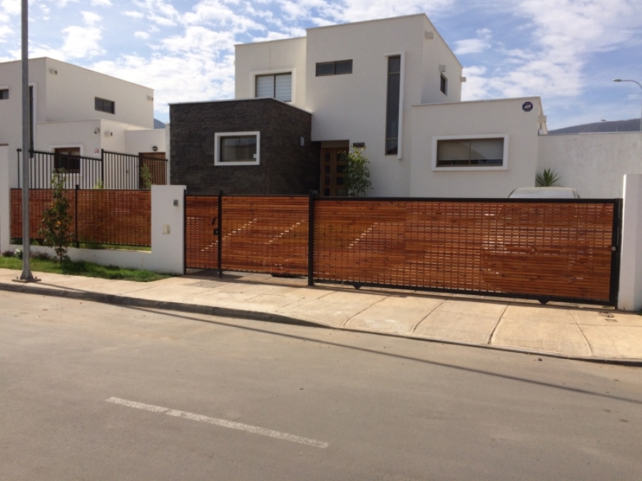 FACHADA PORTÓN ELÉCTRICO DE MADERA