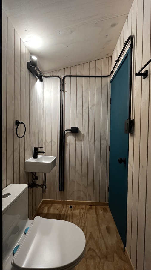 Baño industrial con diseño y personalidad