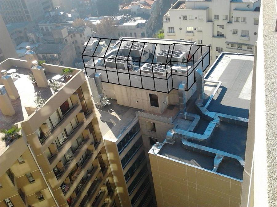 Proyección de paneles acústicos en azotea de edificio.