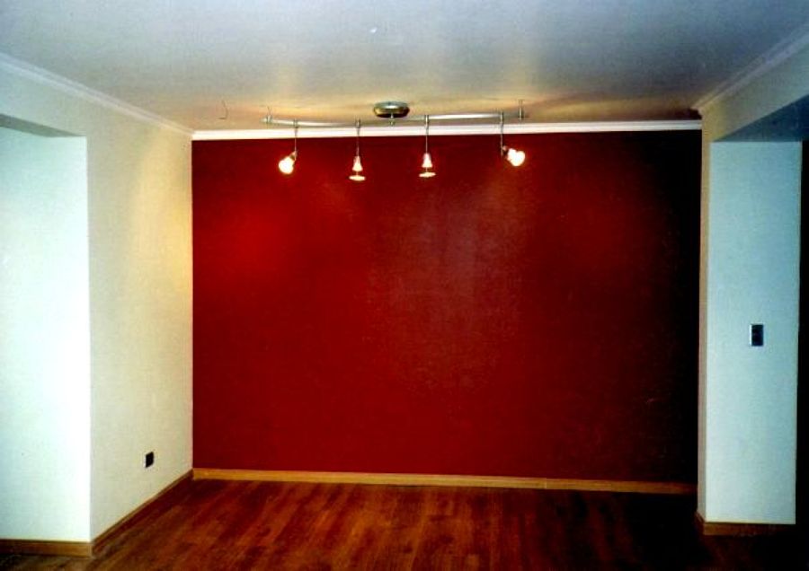 Pared en tono Burdeos con iluminación direccionada