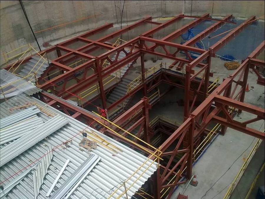 Estructuras y forjados colorantes en pozo 3, metro Barcelona, España