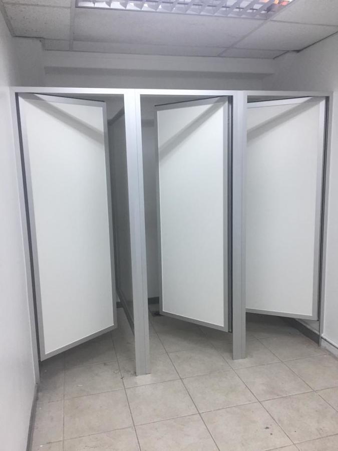 Instalación de tabiques divisorios duchas y baños