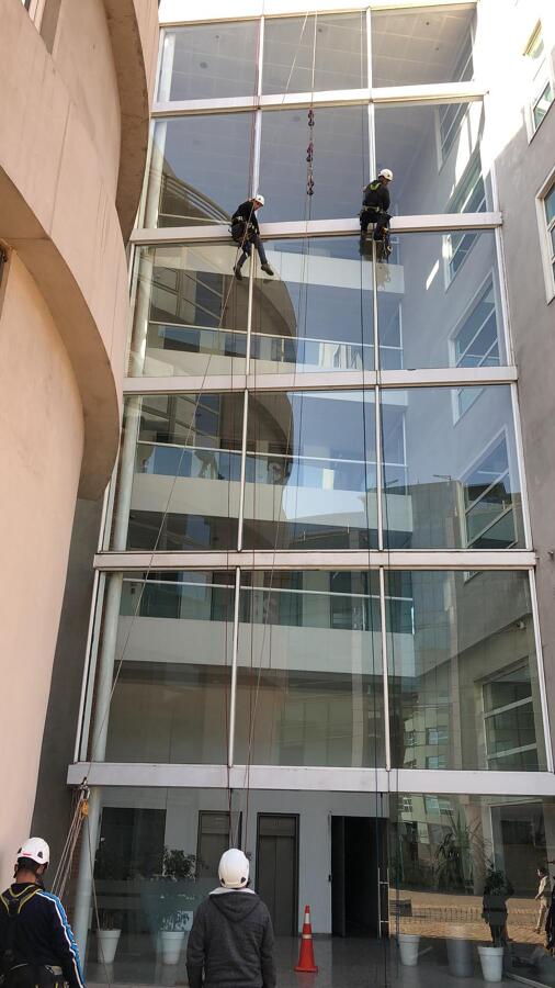 instalacion de cristal de gran dimesion con sistema de seguridad para colgarse y grua
