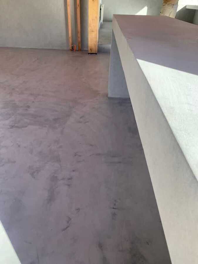 Piso y mesón de microcemento
