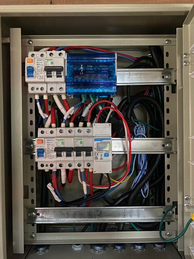 Proyecto 8kw hibrido 5kw baterías Palmilla