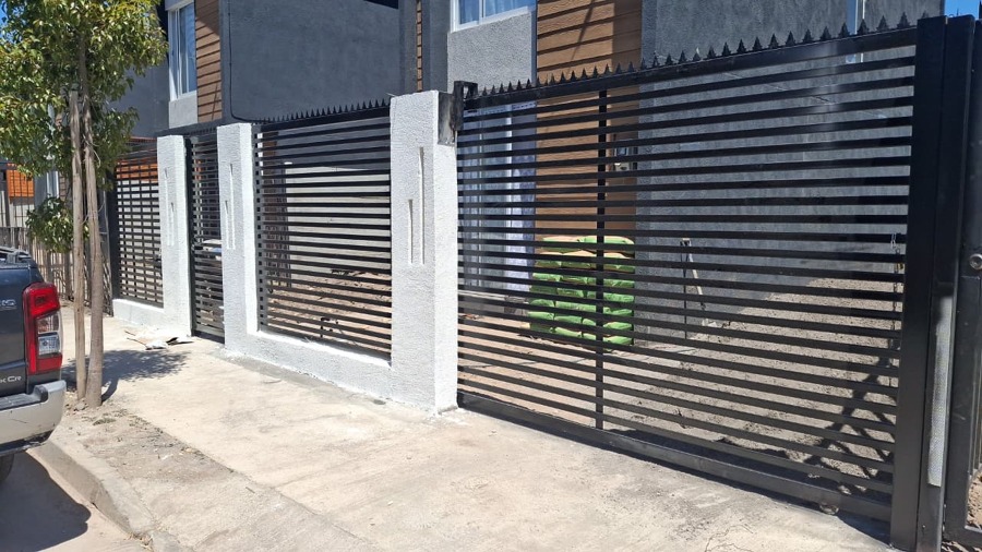 REJA METALICA CON PILARES DE CEMENTO