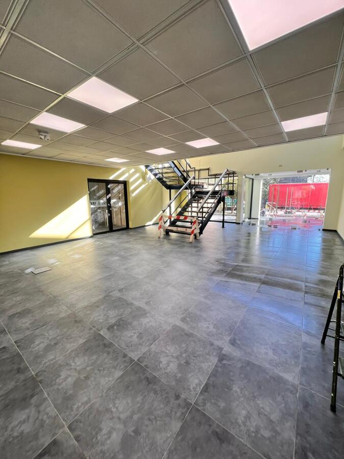 Habilitación de local comercial con cielo americano y piso cerámico.