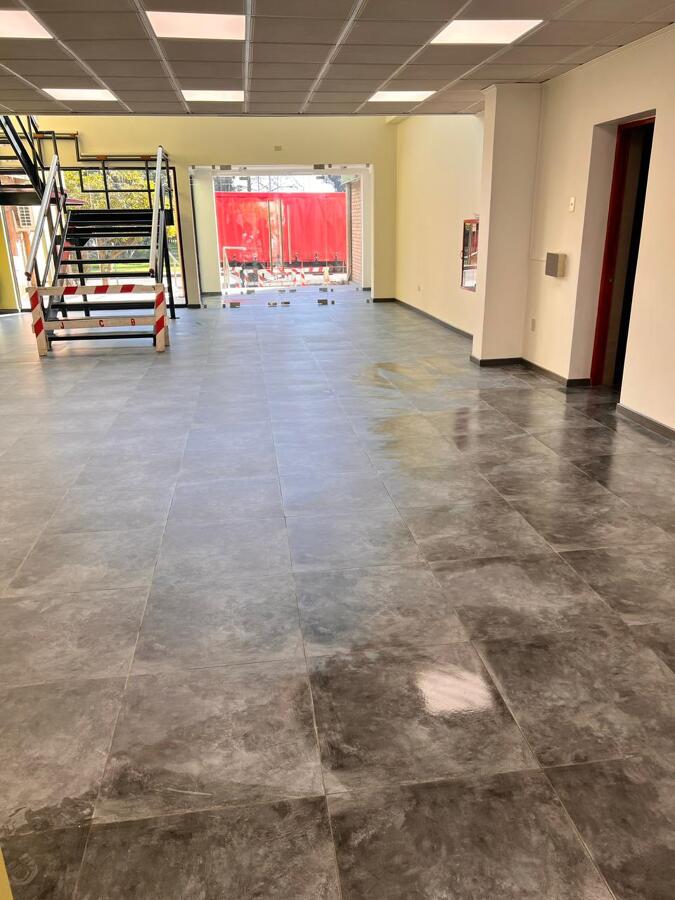 Remodelación interior de espacio amplio con escalera metálica.