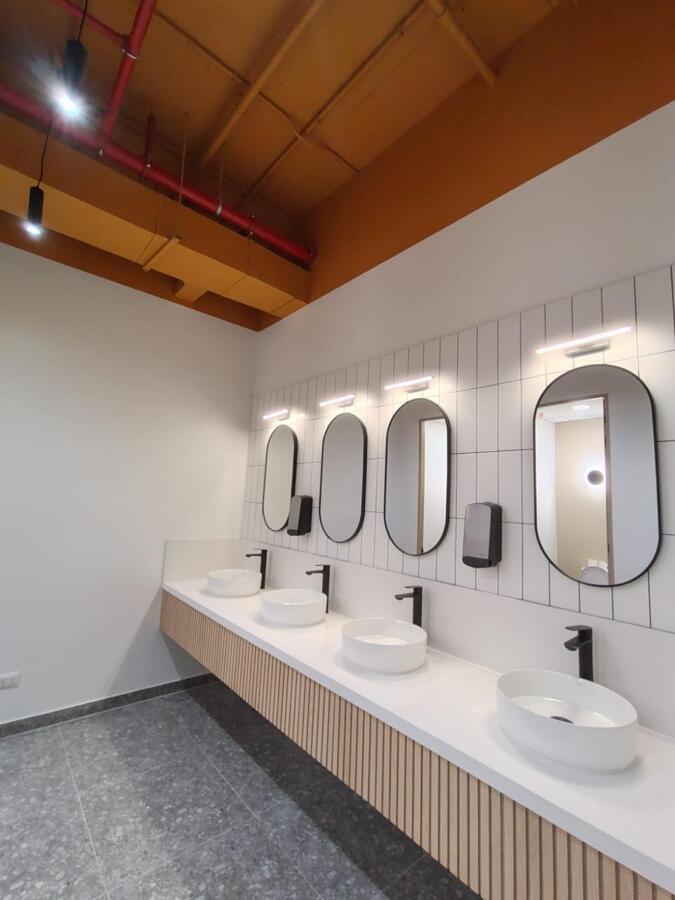Baños de oficina corporativo