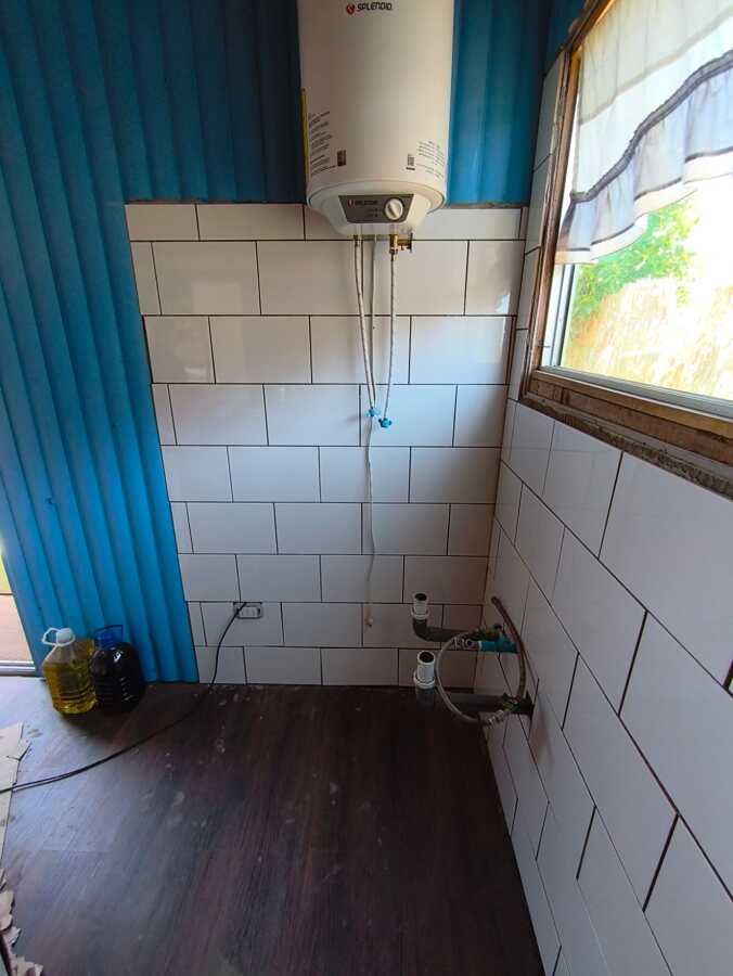 Piso vinílico y cerámico en muro
