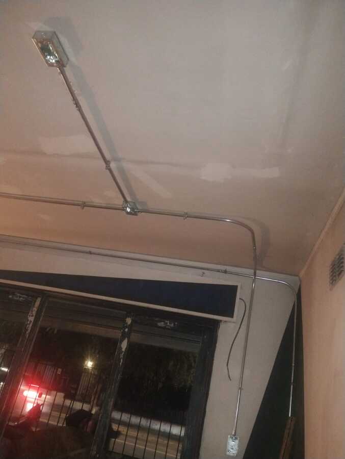 Instalación eléctrica a la vista y en superficie para iluminación