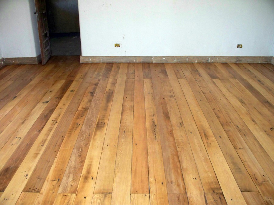 Piso de madera pulido opaco embejecido