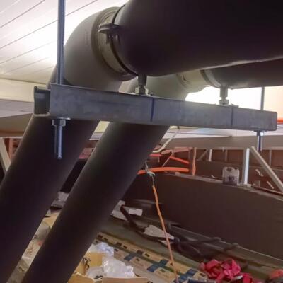 Soporte metálico a medida para redes HVAC con carga vertical