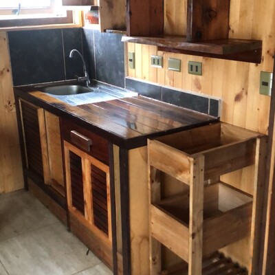 Pequeña cocina aprovechando cada sobrante
