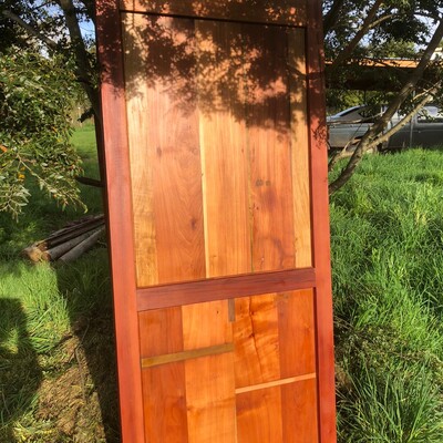 puerta corredera bastidor en 3" de espesor en roble y tableros flotantes en rauli y otros