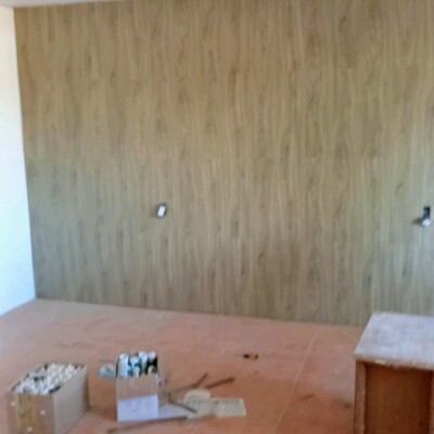 Instalación de piso flotante en muro