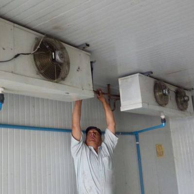 instalando cámara frigorífica