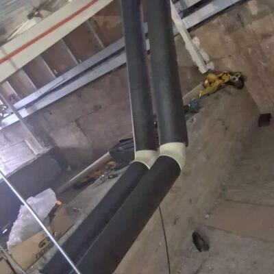 Redes HVAC en cielo técnico con aislamiento térmico