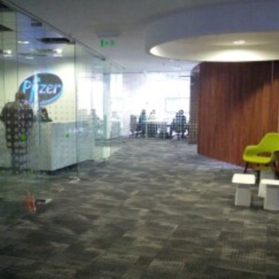 Hall recepcion oficinas Pfizer Chile