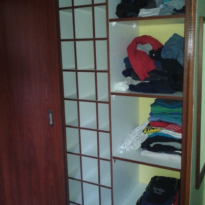 Closet remodelado con zapatero para 45 pares