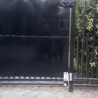 Sensor de apertura no autorizada en puerta peatonal