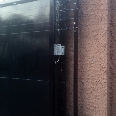 Sensor de apertura no autorizada en portón vehicular