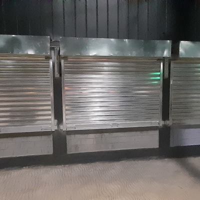 Instalacion de 3 cortinas metalicas.