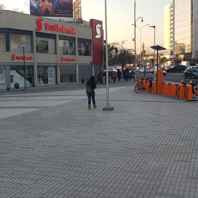 Exteriores metro plaza egaña