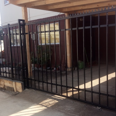 Terraza y cierre con portón