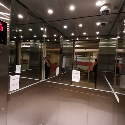 Instalación de espejos en ascensores del hotel Cumbres