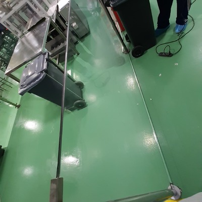 Instalación de vidrio laminado en laboratorio