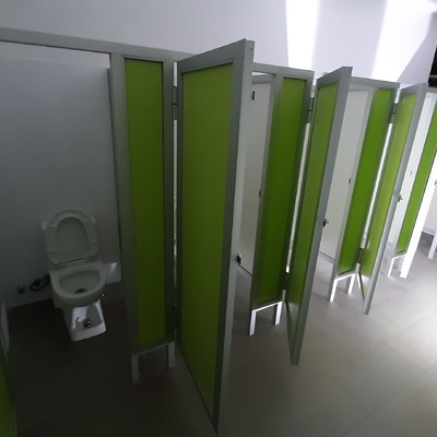 Instalación de tabiques de baños en colegio de Las Condes