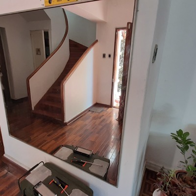 Instalación de espejo con marco en casa de Providencia