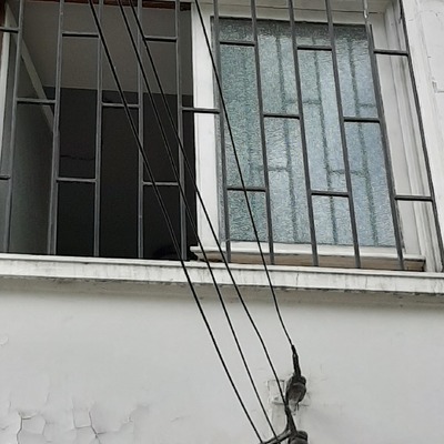 Provisión e instalación de vidrio en ventana de madera