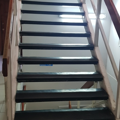Instalación de gradas en escaleras de Preuniversitario