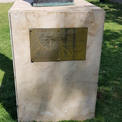 Instalación de placa en monumento