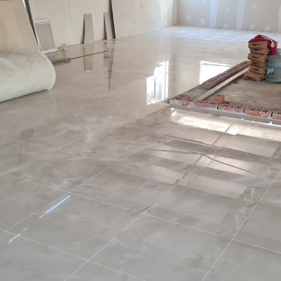 Instalacion de porcelanato en galpón de oficina