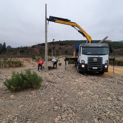 Instalación postes BT para tendido de red Trifásica Preensamblado APR.