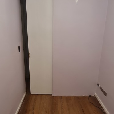 Puerta corredera colgante escondida en tabique