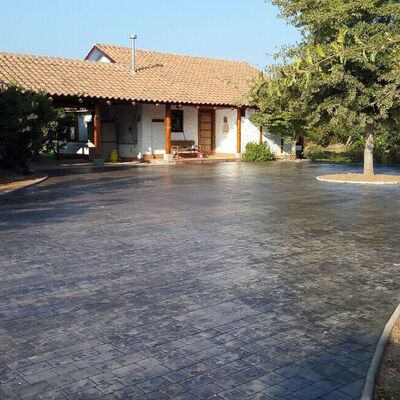 Acceso hormigón decorativo